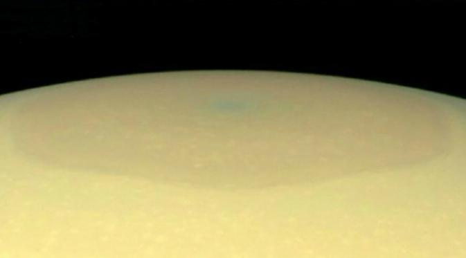 Heksagon di kutub utara Saturnus berwarna keemasan pada September 2016. (Sumber NASA)