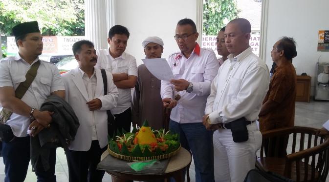  Advokat Cinta Tanah air (ACTA) memberikan tumpeng kepada Gubernur DKI Jakarta Basuki Tjahaja Purnama atau Ahok. 