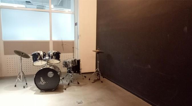 Di lantai B1 kantor Xiaomi terdapat drum set untuk hiburan karyawan. Liputan6.com/Agustin Setyo Wardani