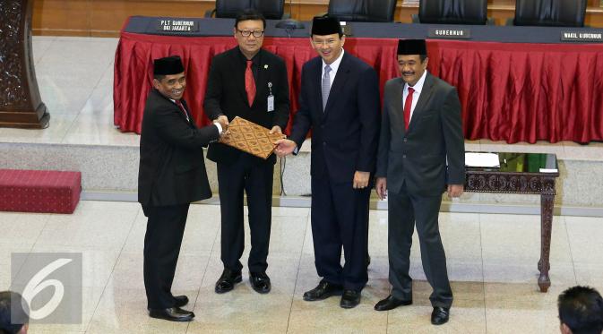 Mendagri Tjahjo Kumolo (kedua kiri) memberikan surat Pelaksana Tugas Gubernur kepada Soni Sumarsono (kiri) di Acara Peresmian Pelaksana Tugas Gubernur dan serah terima nota pengantar tugas Pilkada Serentak 2017. (Liputan6.com/Johan Tallo)