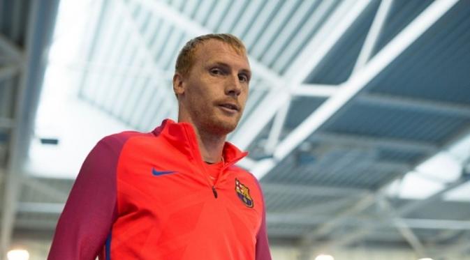 Sejak bergabung dengan Barcelona pada 2014, Jeremy Mathieu lebih serang berkutat dengan cedera. (AFP/Oli Scarff)