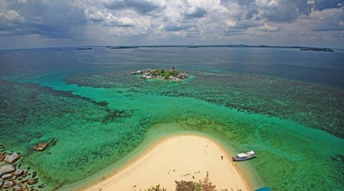 Pulau Lengkuas, Belitung. (Top Indonesia Holidays)