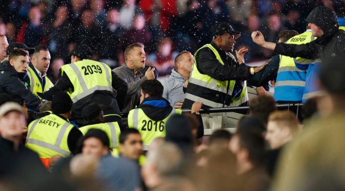 Para petugas mengamankan keributan antar pendukung West Ham United dengan Pendukung Chelsea saat pertandingan Piala Liga Inggris (EFL Cup) di Stadion London, Inggris (26/10).  (Reuters/John Sibley)