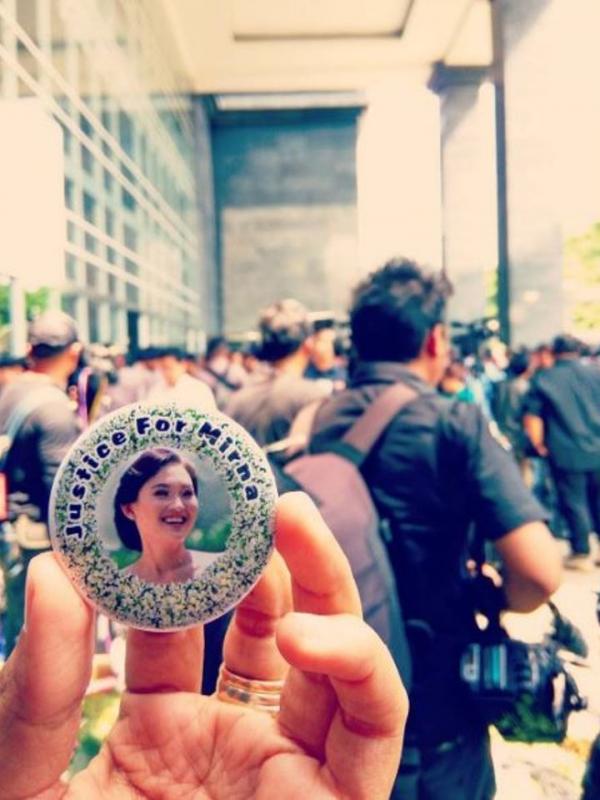 Pin Justice for Mirna. (Via: instagram.com/ariestawahyu)