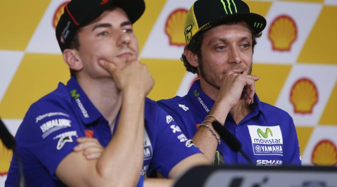 Meski berstatus rekan setim, Valentino Rossi dan Jorge Lorenzo selalu terlibat persaingan sengit di lintasan. (AP Photo/Joshua Paul)
