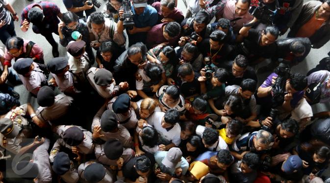 Pengunjung dan awak media berdesakan di depan pintu masuk ruang Sidang Vonis Jesicca, di PN Jakarta Pusat,Kamis (27/10). Puluhan karyawan PT Fajar Indah Cakra Cemerlang atau karyawan ayah Mirna juga ikut mendatangi PN Pusat. (Liputan6.com/Helmy Affandi)