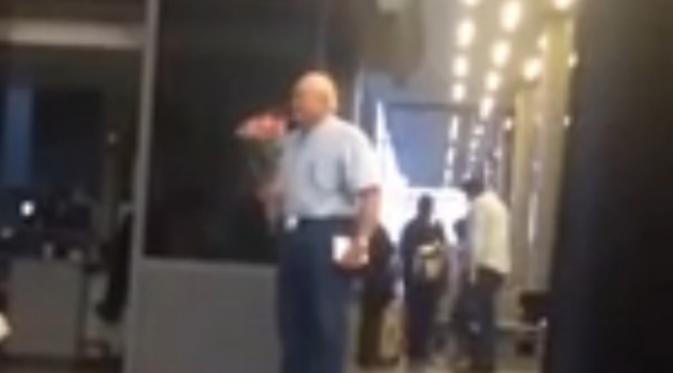 Kakek tua menunggu seseorang muncul dari pintu kedatangan bandara. (Foto: bintang.com)