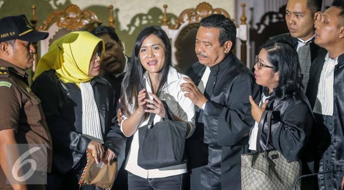 Jessica Kumala Wongso memberi keterangan pers usai sidang vonis di PN Jakpus, Kamis (27/10). Saat mendengar vonis hakim, tidak ada air mata yang menetes di pipi Jessica. (Liputan6.com/Faizal Fanani)