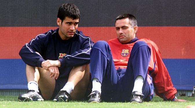 Pep Guardiola (kiri) dan Jose Mourinho (kanan) saat masih berkarier di Barcelona. (Daily Mail).