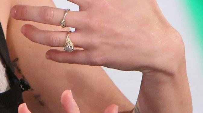 Cincin pertunangan Miley Cyrus dari Liam Hemsworth.