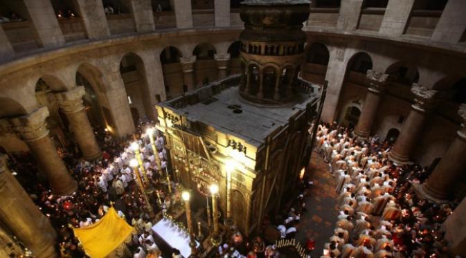 Tradisi Kristen menyebutkan bahwa jasad Kristus dibaringkan di atas lembaran batu yang diperoleh dari gua gamping setelah penyaliban. (Sumber nationalreport.net)