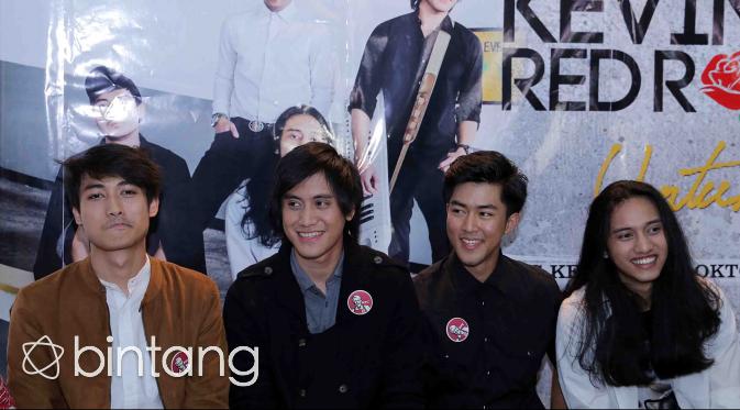 Kevin Aprilio bersama dengan grup vokalnya Kevin and The Red Rose (Deki Prayoga/Bintang.com)