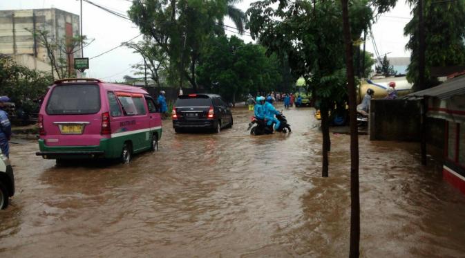 Kota Bandung kembali diterjang banjir di wilayah Gedebage. (Liputan6.com/Aditya Prakasa)