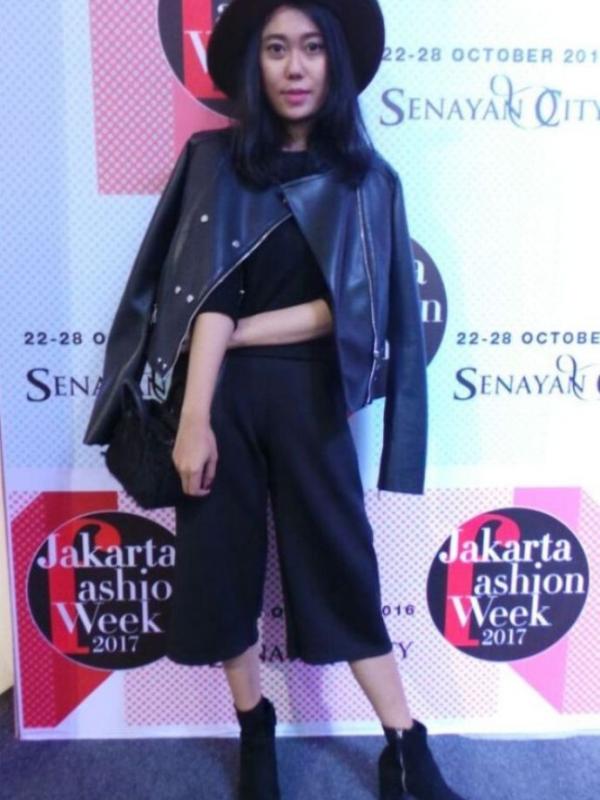 Bukan hanya para model saja yang bagus menampilkan pakaiannya, tetapi para pengunjungnya juga. (via: Bintang.com/Indah Wulansari).