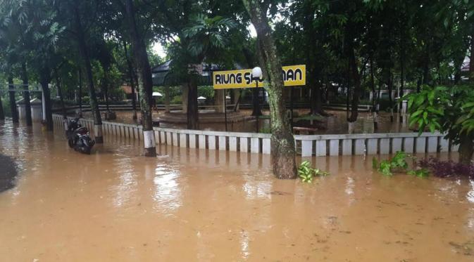 Banjir menerjang hampir 10 lokasi di Kota Bandung, Jawa Barat, akibat hujan yang turun dengan jangka waktu lama, Jumat (28/10/2016). (Foto: Staf Pusdalops BPBD Jabar)