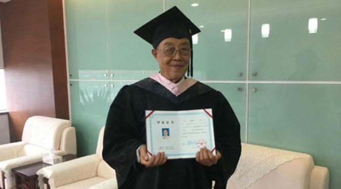 Zhang tidak sendiri. Terpaut dua tahun lebih muda, Xu Hesheng (86) juga menjadi lulusan tertua pada jurusan yang sama.(Shanghaiist.com)