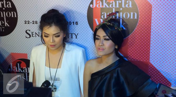 Julia Perez alias Jupe usai tampil di ajang Jakarta Fashion Week (JFW) 2017. (Fachrur Rozie/Liputan6.com)