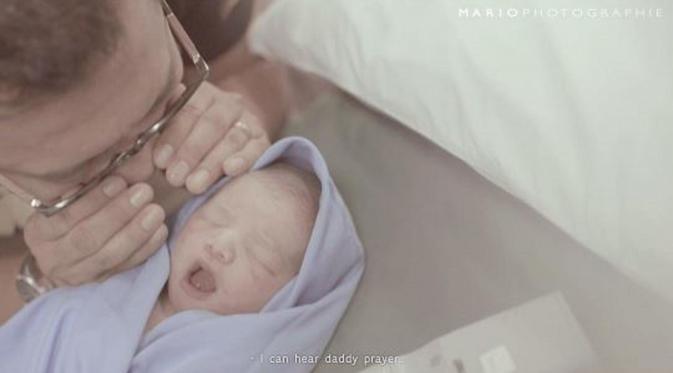 Anang Hermansyah mengazani bayinya (Instagram/@thehermansyah)