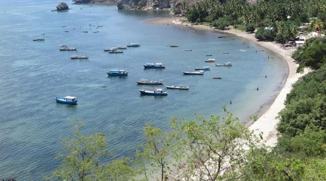 Pantai Paga adalah salah satu sudut terindah di Maumere, tepatnya berada di Kecamatan Paga, Kabupaten Sikka, Nusa Tenggara Timur. Foto : @idham khalid Forum Liputan6