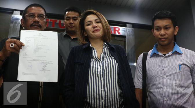 Bersama pengacara, Nikita Mirzani resmi melaporkan Julia Perez alias Jupe dengan tuduhan fitnas dan pencemaran nama baik. (Foto: Herman Zakharia/Liputan6.com)