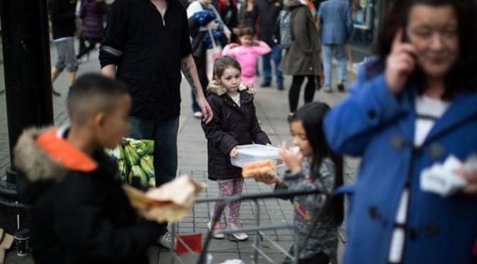 Olivia Westlake memberikan cupcakes pada tunawisma di jalan-jalan Manchester, Britania. (Joel Goodman/MEN)