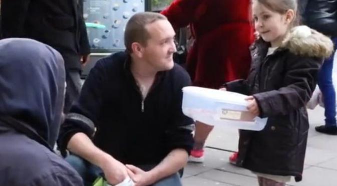 Olivia Westlake memberikan cupcakes pada tunawisma di jalan-jalan Manchester, Britania. (Joel Goodman/MEN)
