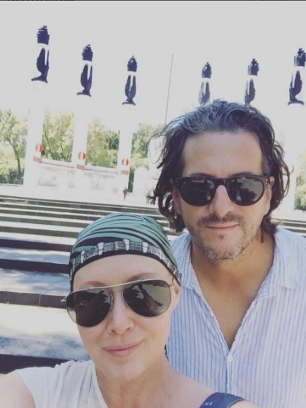 Shannen Doherty bersama sang suami, Kurt Iswarienko yang selalu mendukungnya. (Instagram @theshando)
