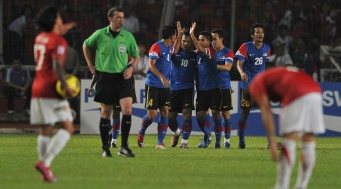 Para pemain Timnas Indonesia hanya bisa terdiam, kontras dengan timnas Malaysia usai membobol gawang Indonesia di final leg kedua Piala AFF 2010 di Jakarta. (AFP/Bay Ismoyo)