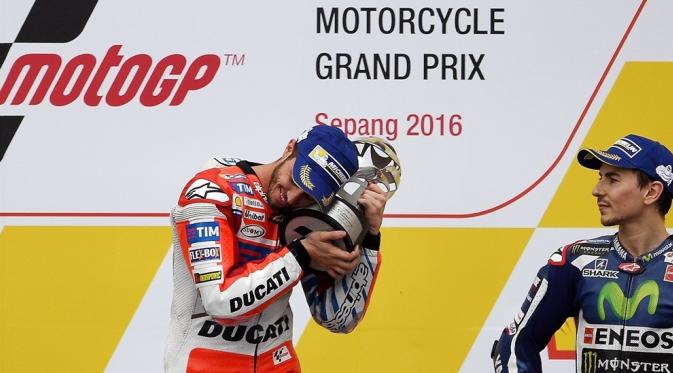 Kebahagiaan Andrea Dovizioso, pembalap Ducati, saat naik podium juara MotoGP Malaysia 2016 di Sirkuit Sepang. (AFP/Manan Vatsyayana)