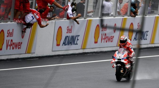 Pebalap Ducati, Andrea Dovizioso finis pertama dalam balapan MotoGP Malaysia di Sirkuit Sepang, Minggu (30/10/2016). (AFPMannan Tavyatyana)