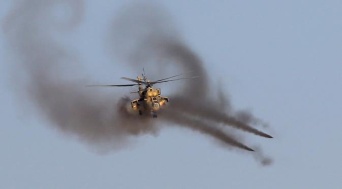 Helikopter tentara Irak menembakan roket saat pertempuran dengan pasukan ISIS di selatan Mosul, Irak, Sabtu (29/10). Pasukan Khusus Irak terus menggempur ISIS yang menguasai kota Mosul. (REUTERS)