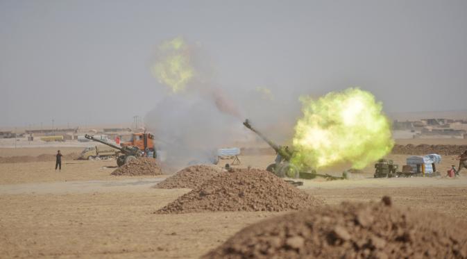 Pasukan Khusus Irak menembakan senjata artileri saat pertempuran dengan pasukan ISIS di selatan Mosul, Irak, Sabtu (29/10). Pasukan Khusus Irak terus menggempur ISIS yang menguasai kota Mosul. (REUTERS)