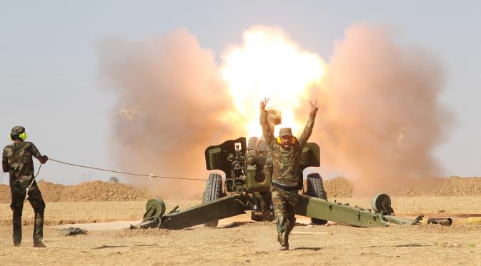 Pasukan Khusus Irak menembakan senjata artileri saat pertempuran dengan pasukan ISIS di selatan Mosul, Irak, Sabtu (29/10). Pasukan Khusus Irak terus menggempur ISIS yang menguasai kota Mosul. (REUTERS)