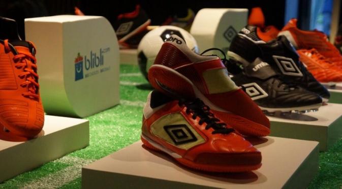 Display sepatu Umbro dalam acara pengumuman kerja sama antara Umbro dengan Blibli.com, di Jakarta, Minggu (30/10/2016). (Blibli.com).