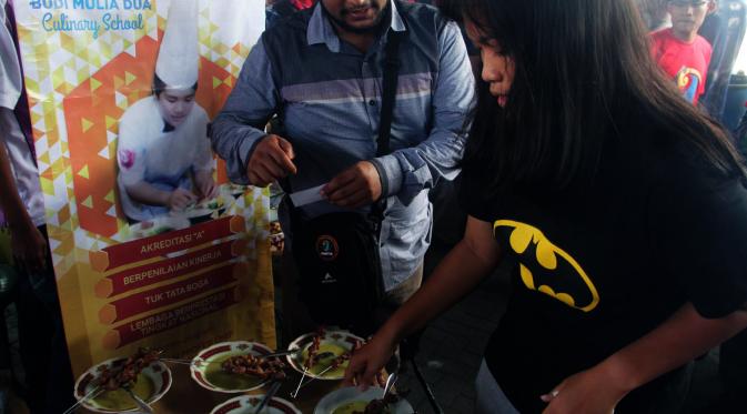 Sebanyak 2.000 porsi sate klatak dibagikan dalam Silatnas Peternak Kambing 2016 di Pasar Seni Gabusan Bantul, DIY. (/Switzy Sabandar)