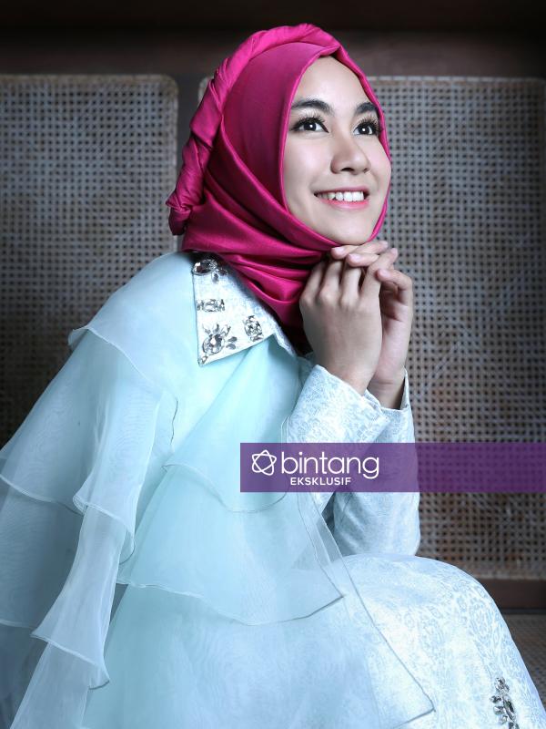 Anisa Rahma juga sedang merintis bisnis hijab secara online. (Fotografer: Galih W. Satria, digital Imaging: Muhammad Iqbal Nurfajri/Bintang.com)