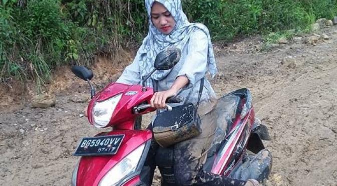 Inilah perjuangan seorang guru cantik asal Palembang yang kisahnya telah membuat ribuan netizen kasihan bercampur bangga. (Foto: Facebook/Hevny Yanita Sarifudin)