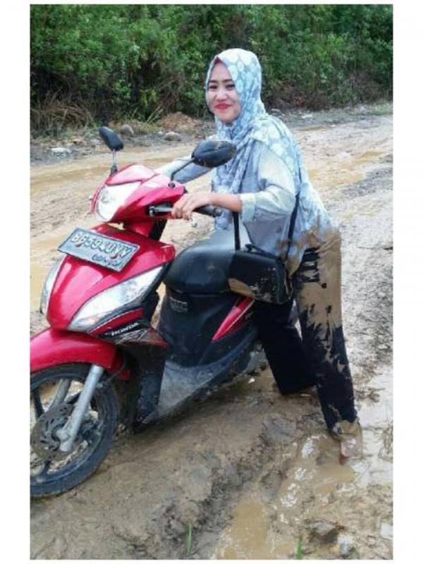 Inilah perjuangan seorang guru cantik asal Palembang yang kisahnya telah membuat ribuan netizen kasihan bercampur bangga. (Foto: Facebook/Hevny Yanita Sarifudin)