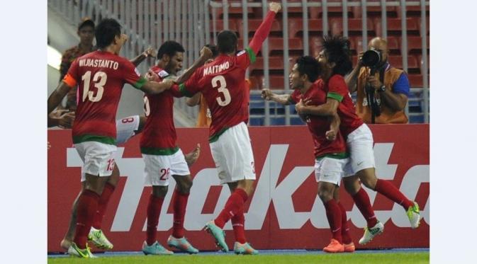 Timnas Indonesia merayakan gol Andik Vermansah ke gawang Singapura di penyisihan grup Piala AFF 2012. (AFP/Mohd Rasfan)