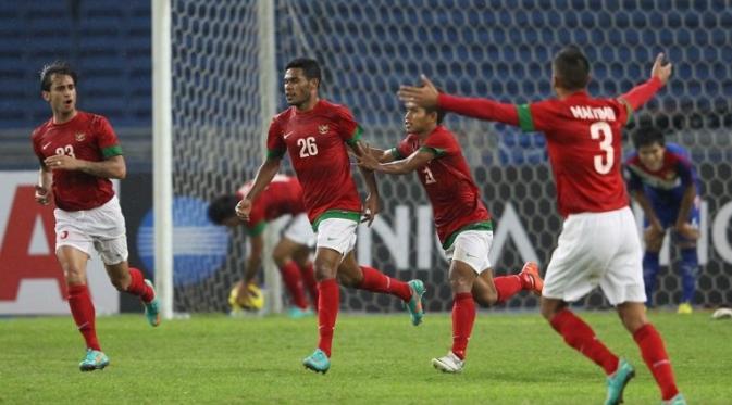 Andik Vermansah dan dua pemain naturalisasi Timnas Indonesia, Tonnie Cussel dan Raphael Maitimo, merayakan gol Vendry Mofu ke gawang Laos di penyisihan grup Piala AFF 2012. (AFP/Mohd Rasfan)