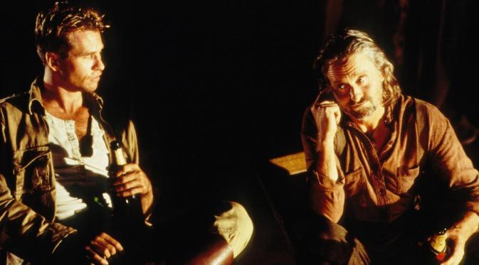 Val Kilmer dan Michael Douglas saat membintangi film The Ghost and the Darkness pada tahun 1996.