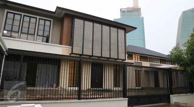 Halaman depan rumah SBY di Jalan Mega Kuningan Timur VII, Jakarta Selatan, (29/10). Rumah tersebut memiliki garasi yang berada di sebelah kiri dan Sebuah kolam yang belum diisi air terlihat di bagian dalam rumah. (Liputan6.com/HO)