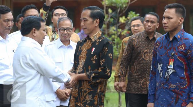 Ketua Umum Partai Gerindra Prabowo Subianto menyambut Presiden Joko Widodo (Jokowi) di kediamannya di Hambalang, Bogor, Senin (31/10). Kedatangan Jokowi untuk menggelar pertemuan dengan Prabowo Subianto terkait sejumlah topik. (Liputan6.com/Faizal Fanani)