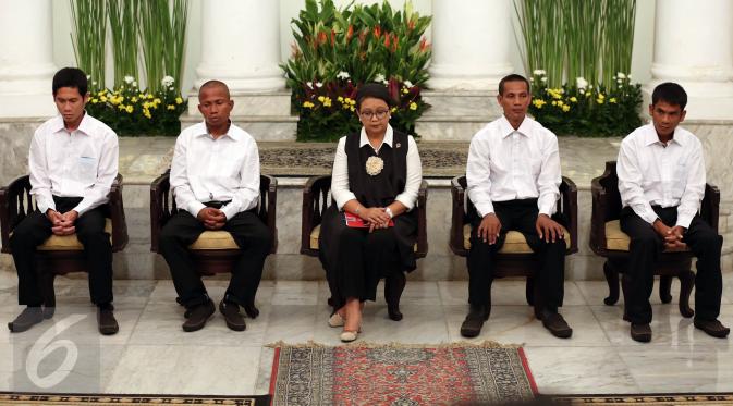 Menlu, Retno Marsudi bersama empat korban WNI yang di sandera perompak Somalia saat serah terima korban sandera Perompak kepada keluarga di Kemenlu, Jakarta, Senin (31/10).  (Liputan6.com/Johan Tallo)