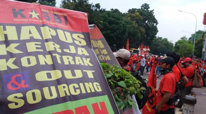 Demo buruh menuntut kenaikan UMP (Liputan6.com/ Hanz Jimenez Salim)