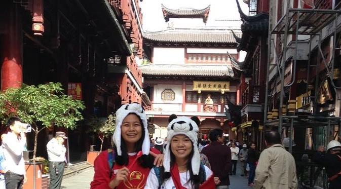Yedida (kiri), berfoto bersama dengan Karissa Adiela, saat berjalan-jalan di Shanghai
