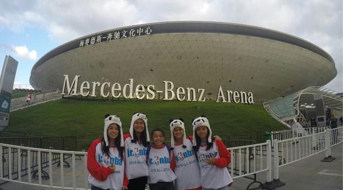 Christina bersama dengan para Jr. NBA All-Stars perempuan dari Indonesia, berpose bersama di depan Mercedes-Benz Arena, Shanghai