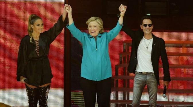 Jennifer Lopez dan Marc Anthony memberikan penampilan terbaiknya di depan Hillary Clinton (foto: Entertainment Online)