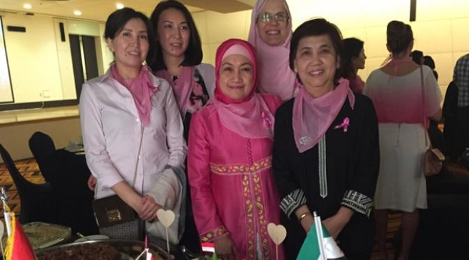 WOHOM Qatar Peduli Kanker Payudara dengan Serba Pink