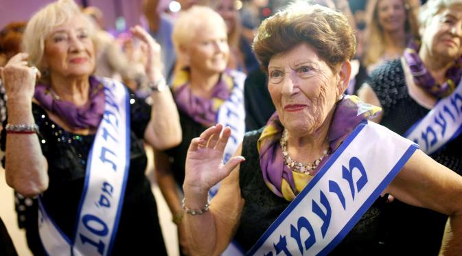 Salah satu kontestan, Carmela Ben Yehuda (89 tahun) sedang menari saat mengikuti kontes kecantikan di Kota Haifa, Israel (30/10). Kontes tahunan ini digelar untuk menghormati mereka yang selamat dari genosida Holocaust. (Reuters/Amir Cohen)
